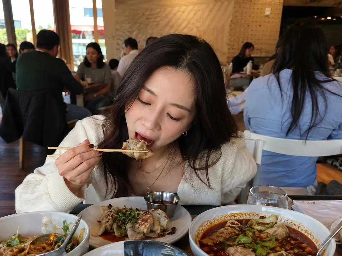 美食創作者在餐廳拍攝內容